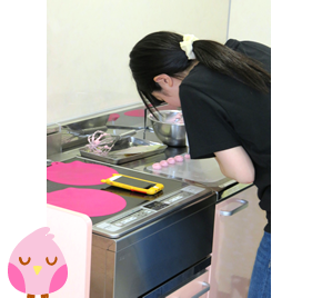 調理をしている卒業生